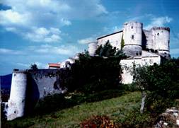 Veduta del castello con mura di cinta